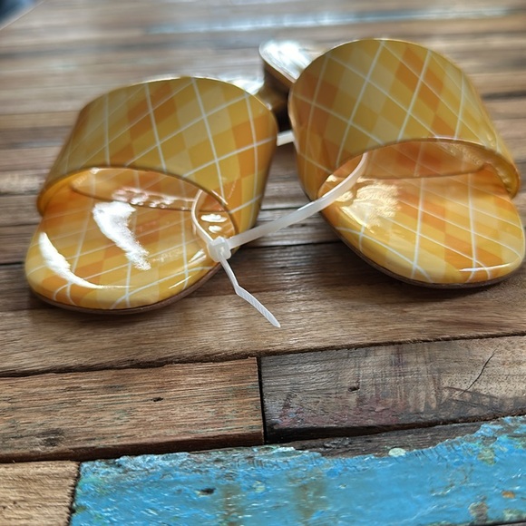 Larroudé Yellow Patent Leather Sandals Sz 7 - Picture 4 of 8